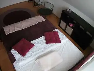 Camsoda Best Webcam of voyeurcam-julmodels-whitebed-2