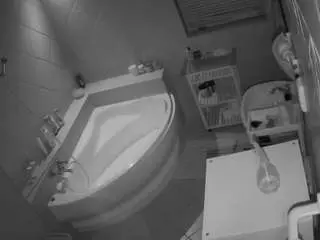 Camsoda Sex Cam of voyeurcam-julmodels-bath-1st-2