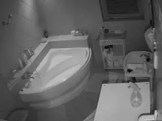 Camsoda Adult Video Chat of voyeurcam-julmodels-bath-1st-2