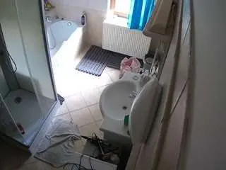 Camsoda Watch Live Sex Cams of voyeurcam-julmodels-bath-2nd-2