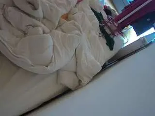 Camsoda Live Sex Cam of voyeurcam-julmodels-whitebed-4