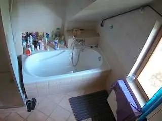Camsoda Sex Cam of voyeurcam-julmodels-bath-2nd-1