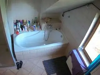Camsoda Adult Webcams of voyeurcam-julmodels-bath-2nd-1
