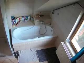 Camsoda Adult Video Chat of voyeurcam-julmodels-bath-2nd-1
