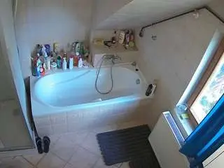 Camsoda Live Sex Cam of voyeurcam-julmodels-bath-2nd-1