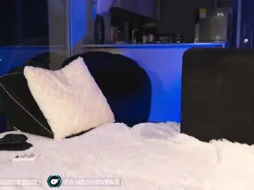 Chaturbate Nude Webcam of camilalovers01