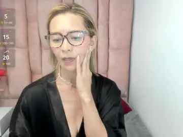 Chaturbate Live Sex Cam of issa_milf__