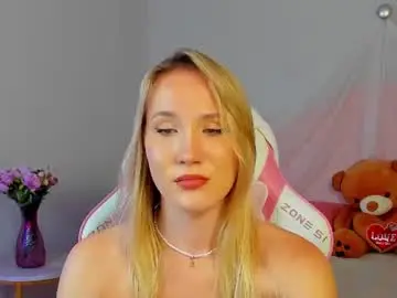 Chaturbate Live Sex Cam of elaravoltage