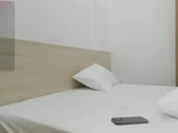 Chaturbate Live Sex Cam of sophia_squirtits