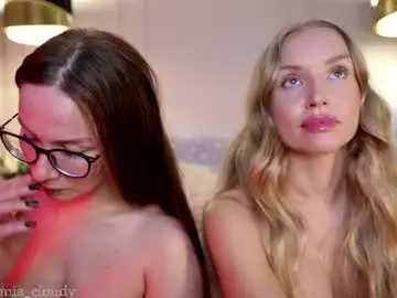 Chaturbate Live Sex Cam of mia_cloudy