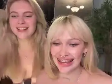 Chaturbate Live Sex Cam of golden_alinee