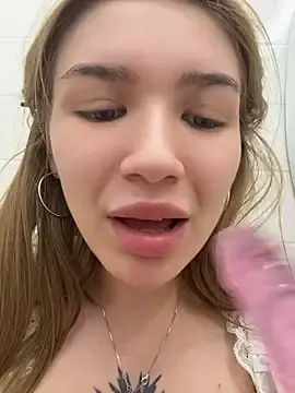 Stripchat Live Sex Cam of FlashTitsRoyal