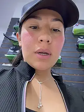 Stripchat Live Sex of kim_monti