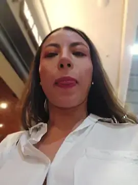 Stripchat Live Sex Cam of Karen_San_Miguel