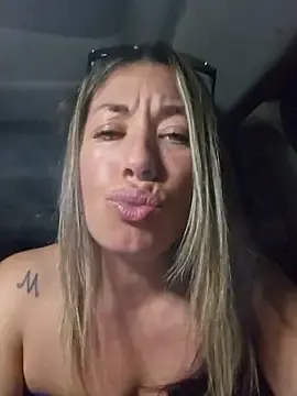 Stripchat Sex Cam of MiraKisss