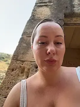 Stripchat Live Sex Cam of Mona_Plus