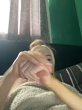 Stripchat Sex Cam of Glowing_Manny_Riah