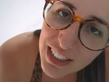 Stripchat Live Sex Cam of Maya_Brooke