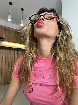 Stripchat Live Sex Cam of cuteluci_