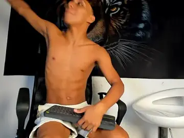 Stripchat Free Porn Cam of tyler_twink_boy
