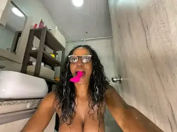 Stripchat Nude Webcam of Bustykeyla