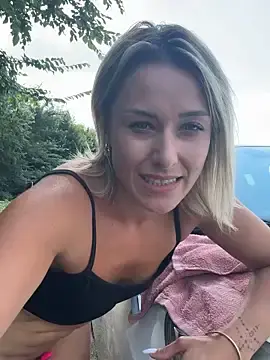Stripchat Sex Cam of petrouchkaaa_