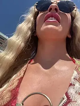 Stripchat Live Sex Cam of KatieCutieXooo
