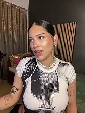 Stripchat Free Live Porn of lora_meow