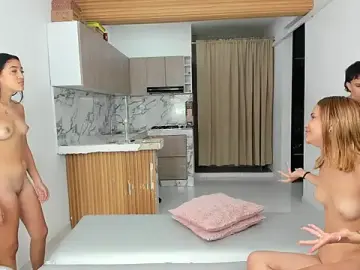 Stripchat Watch Live Sex Cams of Little_dolls12
