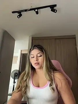 Stripchat Free Porn Cam of lunablossom_
