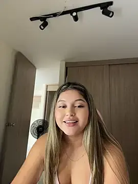 Stripchat Free Live Porn of lunablossom_