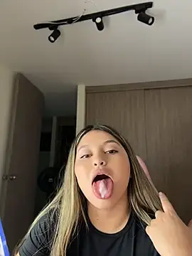 Stripchat Free Porn Cam of lunablossom_