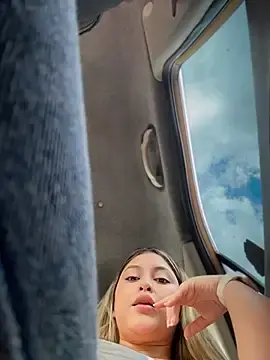 Stripchat Free Porn Cam of lunablossom_