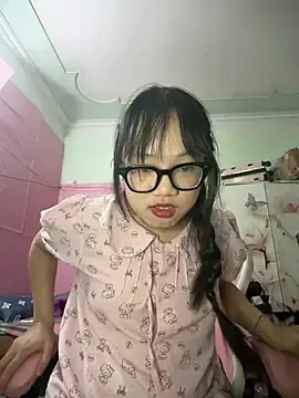Stripchat Live Sex Cam of Emmiuuuu03