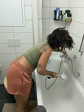 Stripchat Free Porn Cam of SweetPetiteNoir