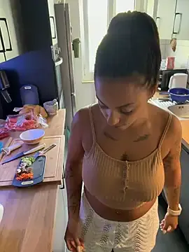 Stripchat Free Porn Cam of SweetPetiteNoir