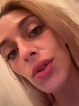 Stripchat Sex Cam of Bellalolahot