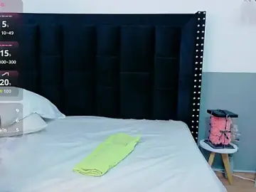Stripchat Live Sex Cam of petitelittleebony