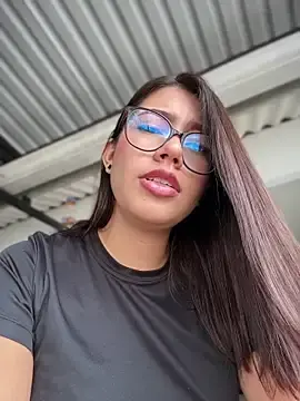 Stripchat Free Porn Cam of sara_calderon