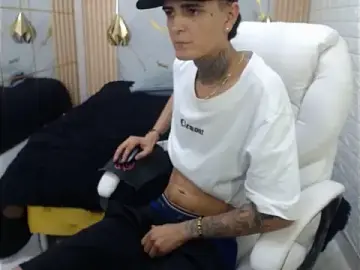 Stripchat Free Porn Cam of benjamin_anthony