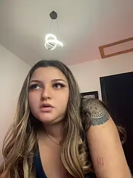 Stripchat Free Porn Cam of SweetFoxEyes_